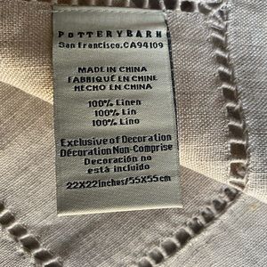 4 linen napkins with 4 wooden napkin holders